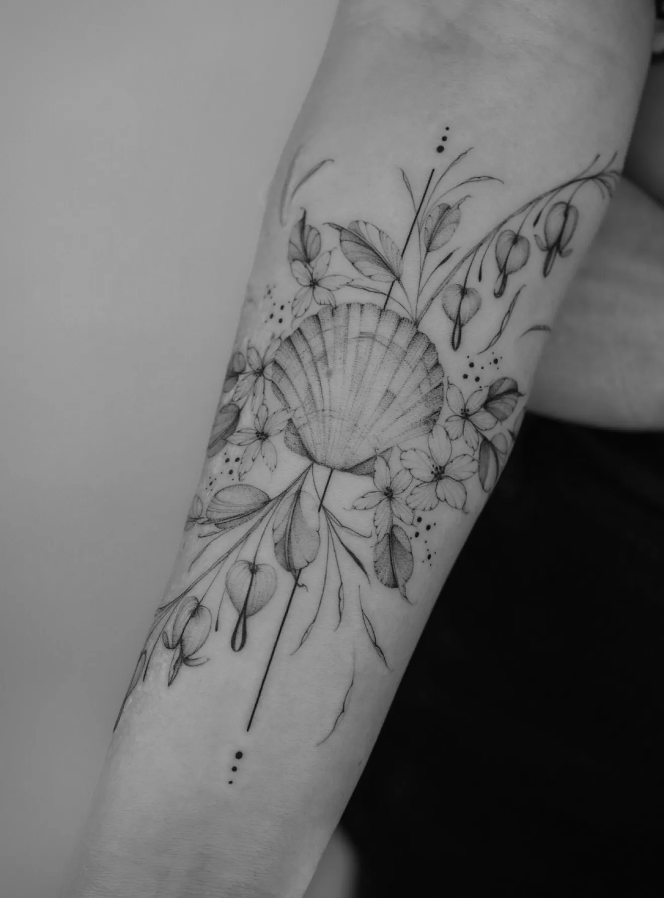 A beautiful tattoo art with flowers on hips made by Nilou Tattoo | Fine Art Studio artist from Hamburg