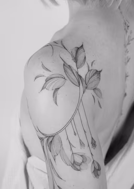 Floral tattoo made by tattoo artist Nilou from Hamburg